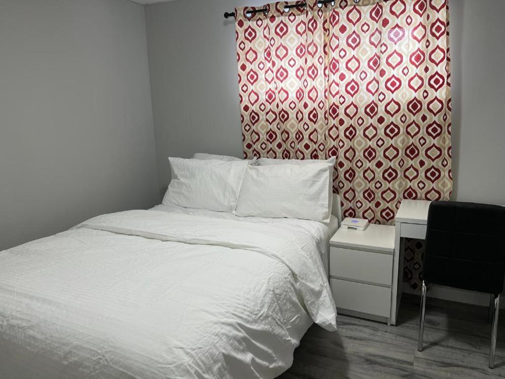 Cozy Modern And Lavish 1 Bedroom Basement Suite ウィニペグ エクステリア 写真